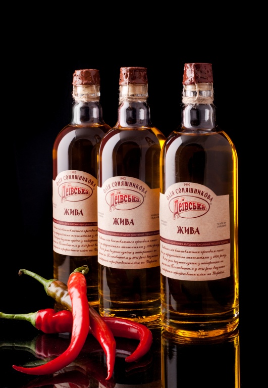 олія в скляній пляшці